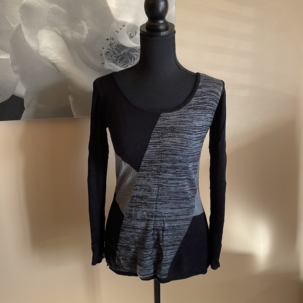 Fitted, color blocked long sleeved sweater